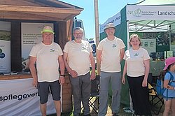 Team LPV Hersfeld-Rotenburg e.V. am Stand des DVL Hessen auf dem Hessentag 2025.