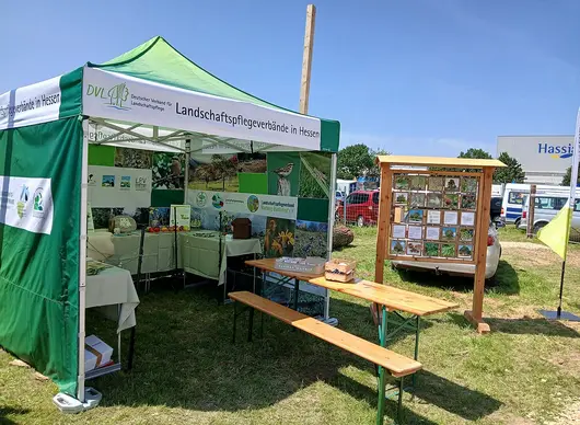 DVL-Pavillon mit Infomaterial auf dem Hessentag 2025