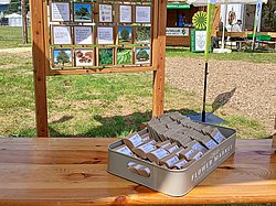 DVL Hessen Stand auf dem Hessentag. Kleine Giveaways vor Holz-Memory.