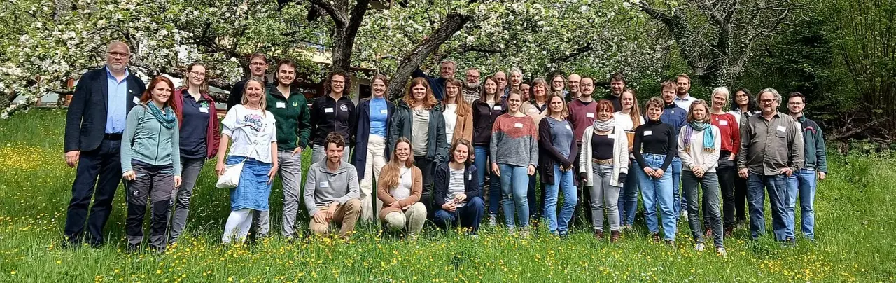 ca. 40 Landschaftspflegende vor Streuobstbäumen
