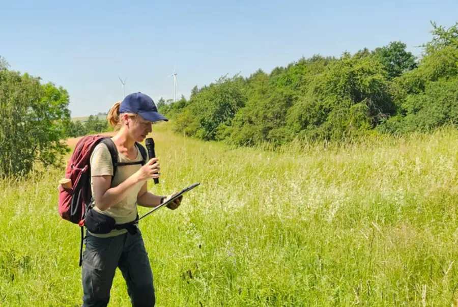 Referentin auf Wiese