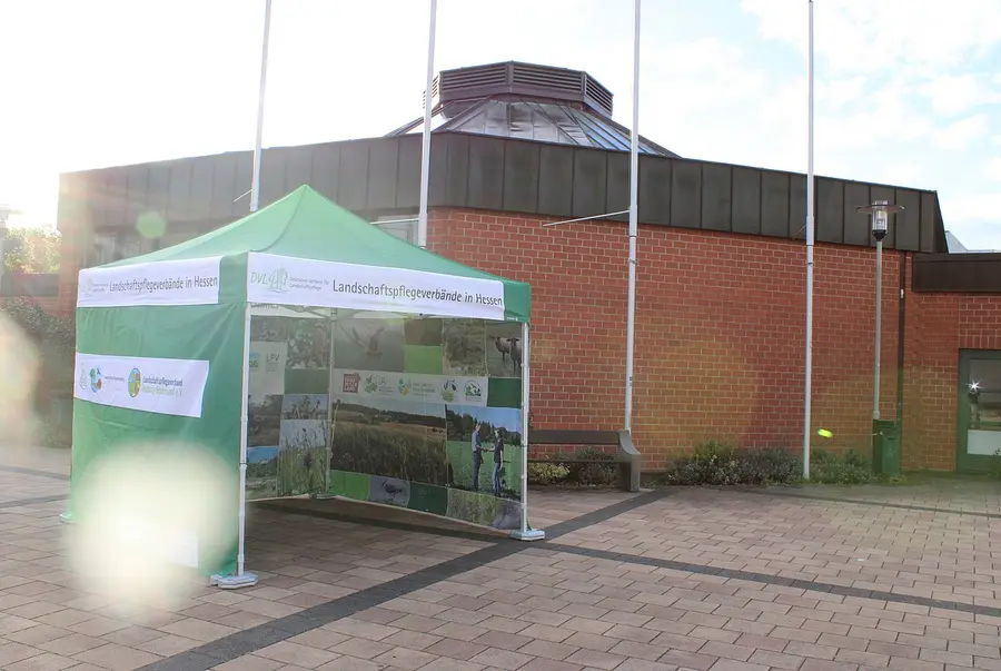DVL Hessen Pavillon vor Veranstaltungshalle des Hessischen Landschaftspflegetages 2024
