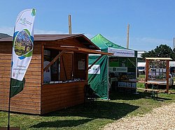 DVL Hessen Stand auf dem Hessentag 2025 mit Pavillon und Holzhütte